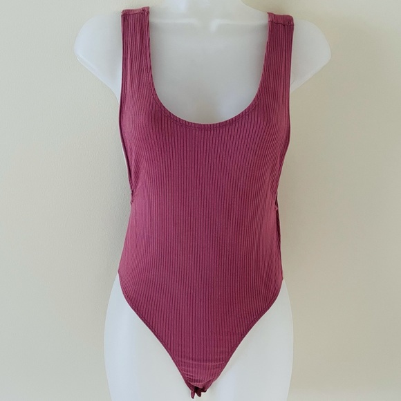 NWT New Ribbed Low Side Scoop Bodysuit Club Small - Picture 2 of 5